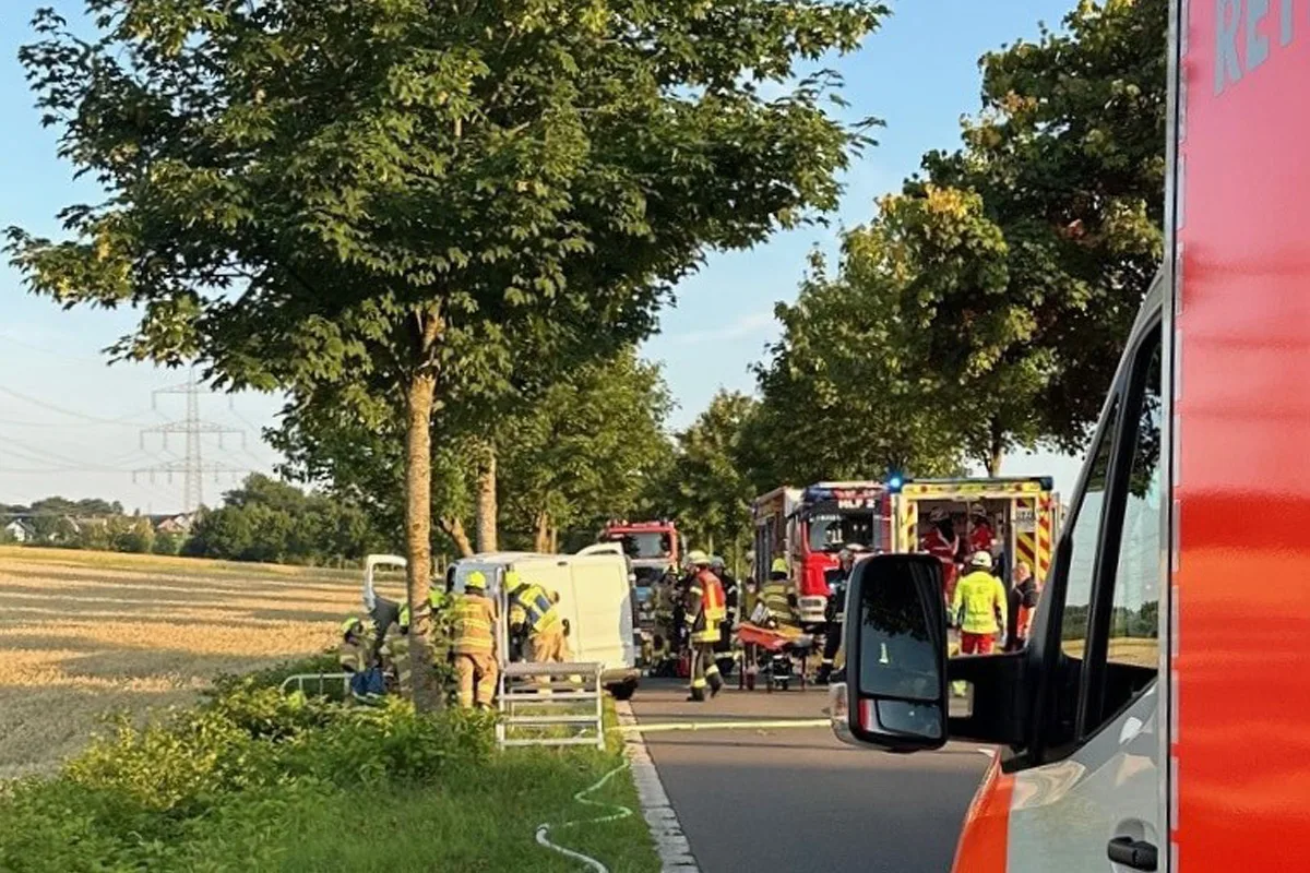Hückeswagen NW – Fahrer bei Unfall mit Kleintransporter schwer verletzt