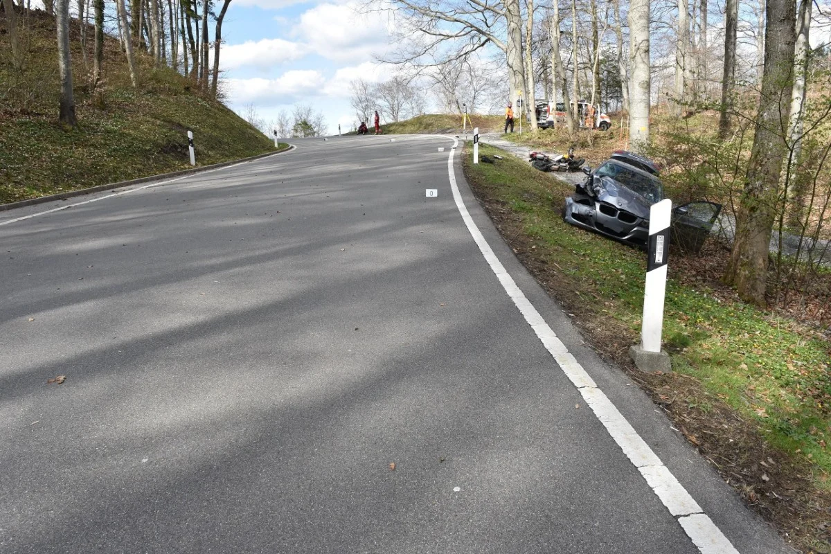 Adliswil ZH  - Motorradfahrer nach Kollision mit Auto schwer verletzt!