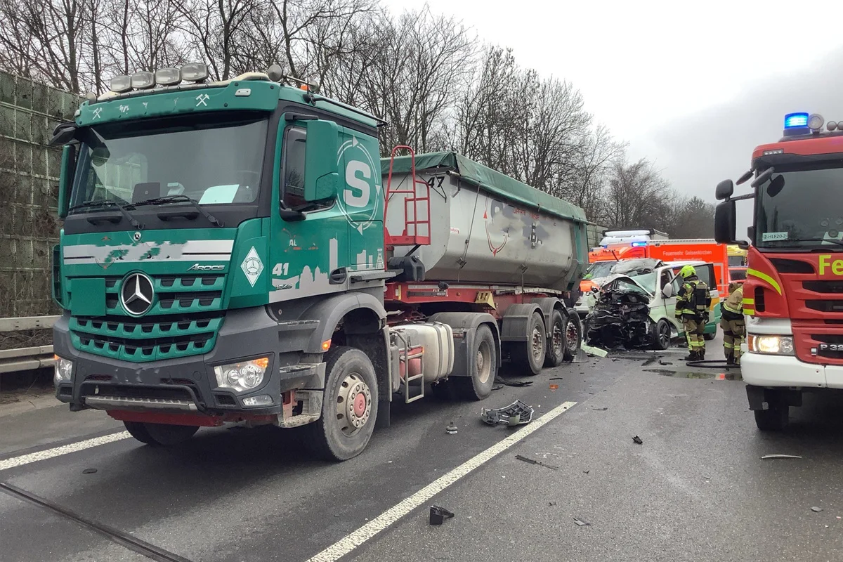 Gelsenkirchen – Schwerer Auffahrunfall von Transporter und Lkw