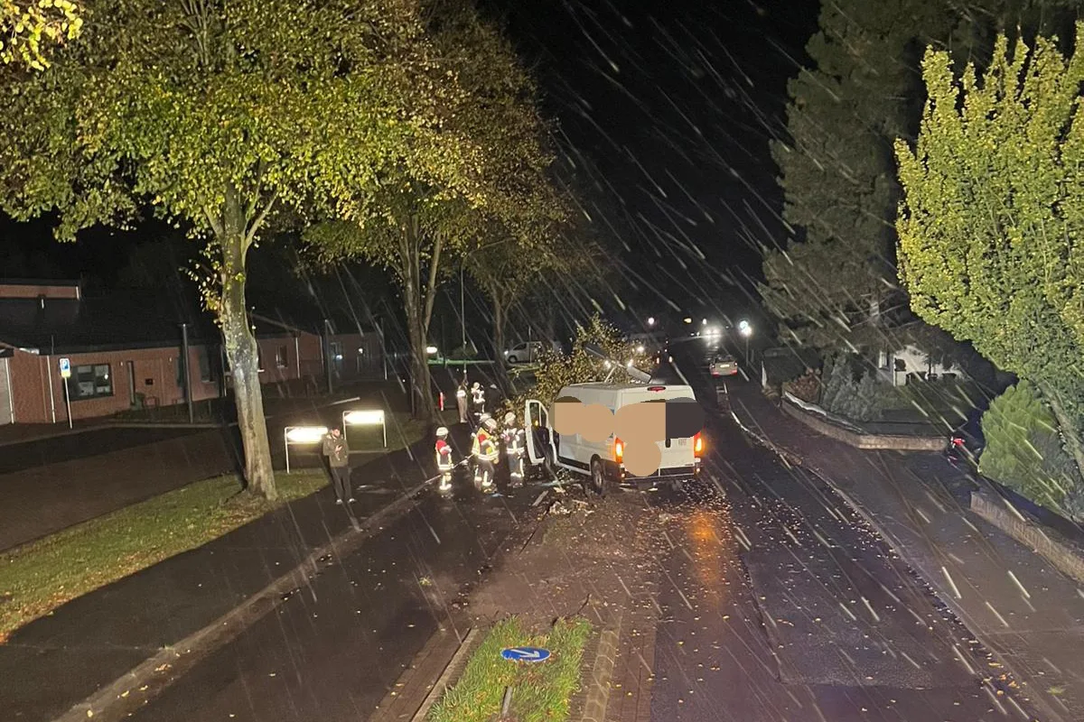 Schiffdorf NI – Transporter kollidiert mit Laterne und Baum
