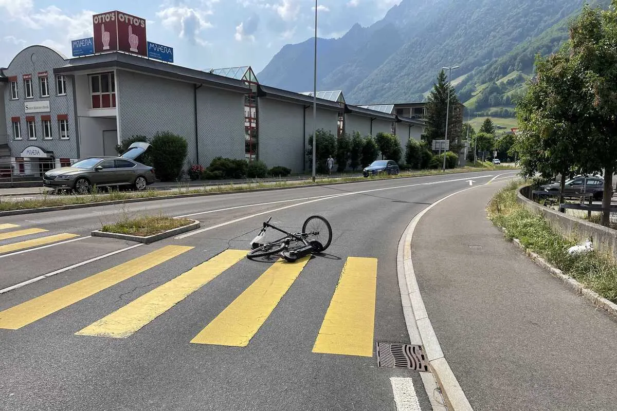 Fahrradlenker nach Verkehrsunfall in Brunnen SZ erheblich verletzt