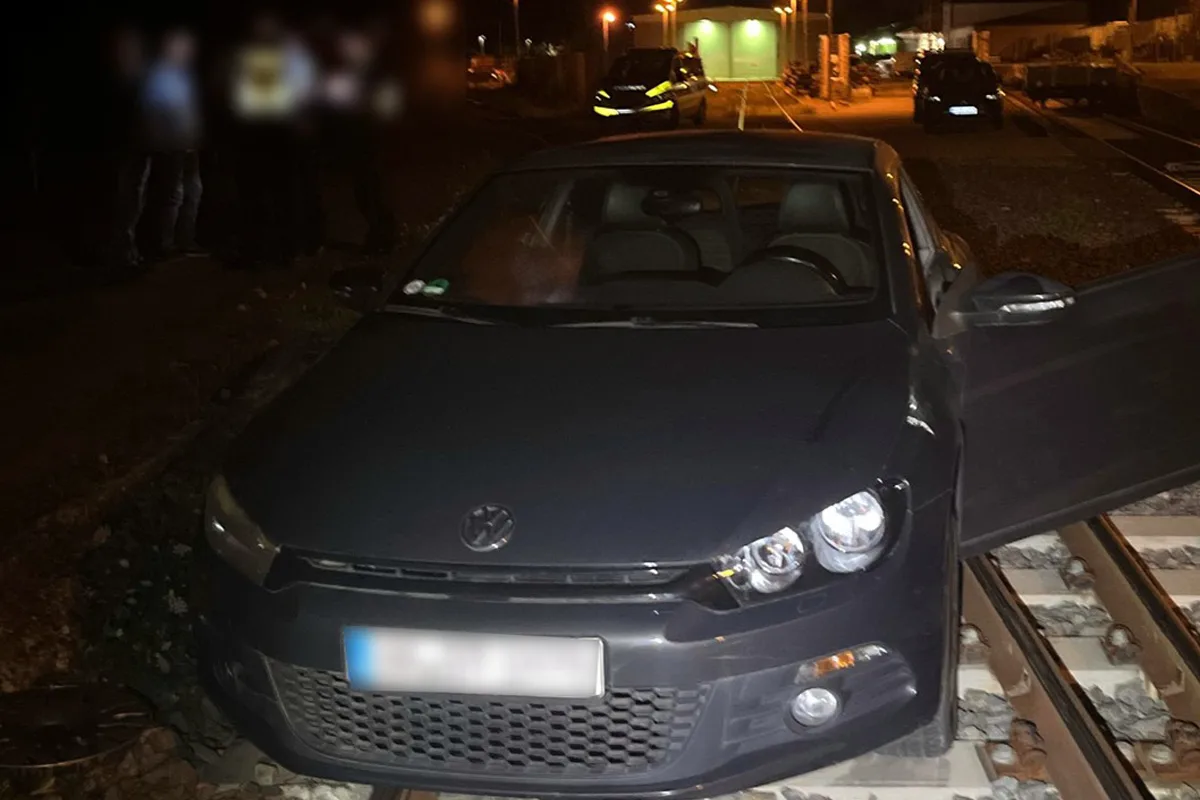 Oberhausen NW – Alkoholisierter Autofahrer verunfallt auf Bahngleisen