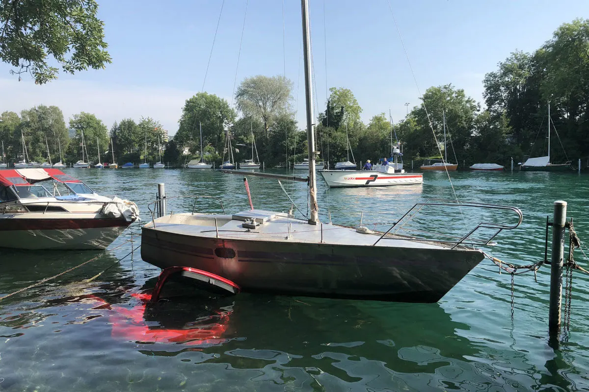 Nidau BE - Audi rollt in Nidau-Büren-Kanal