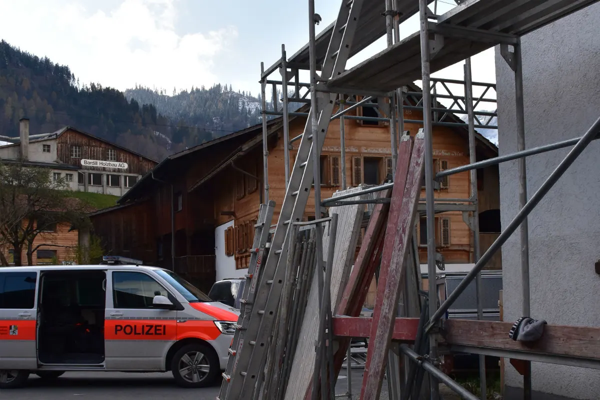 Jenaz GR - 64-Jähriger stürzt von der Leiter in die Tiefe