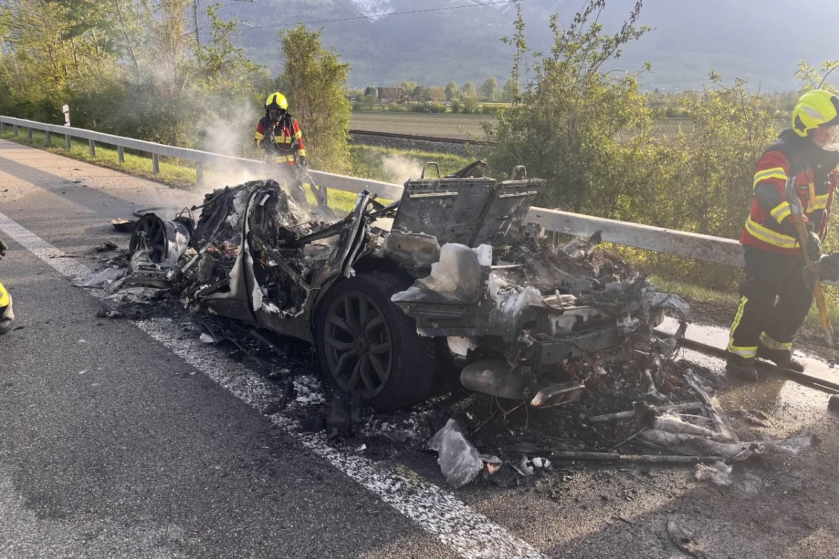 Sargans SG - Auto brennt auf der A13 komplett aus - Fahrer stand unter Alkoholeinfluss