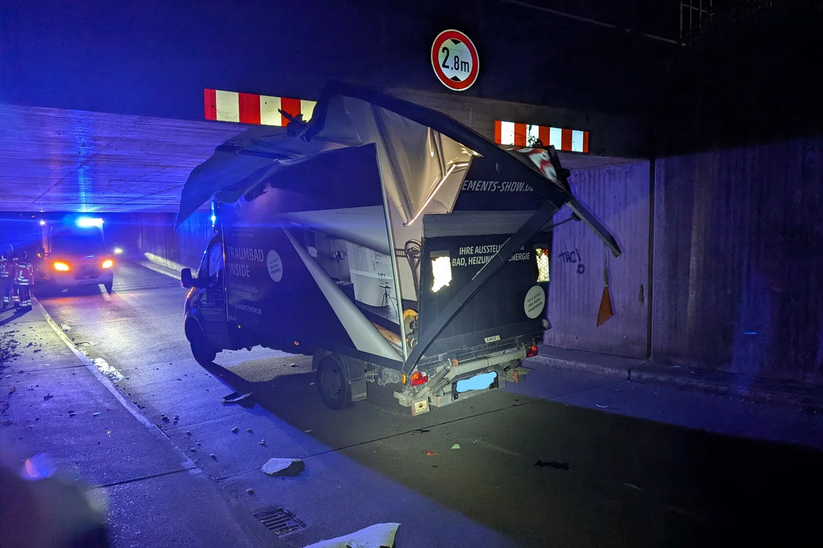 Barnstorf NI – Transporter bleibt in Unterführung stecken