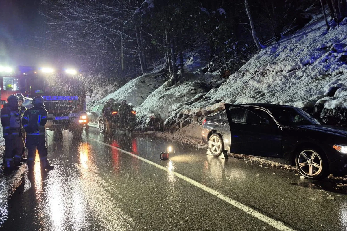 Eben am Achensee – Pkw prallt bei Unfall gegen Felswand