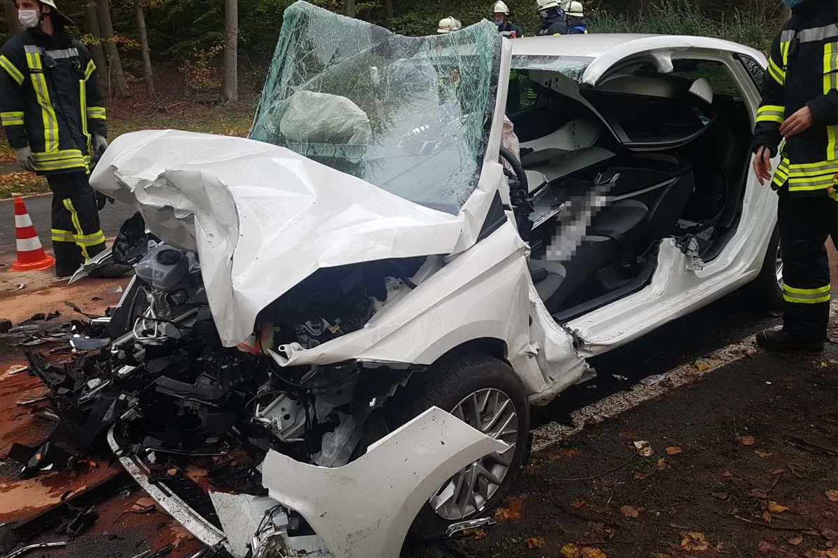 Heftiger Crash in Kleve - Schwerer Verkehrsunfall mit Kleinkind und eingeklemmter Person