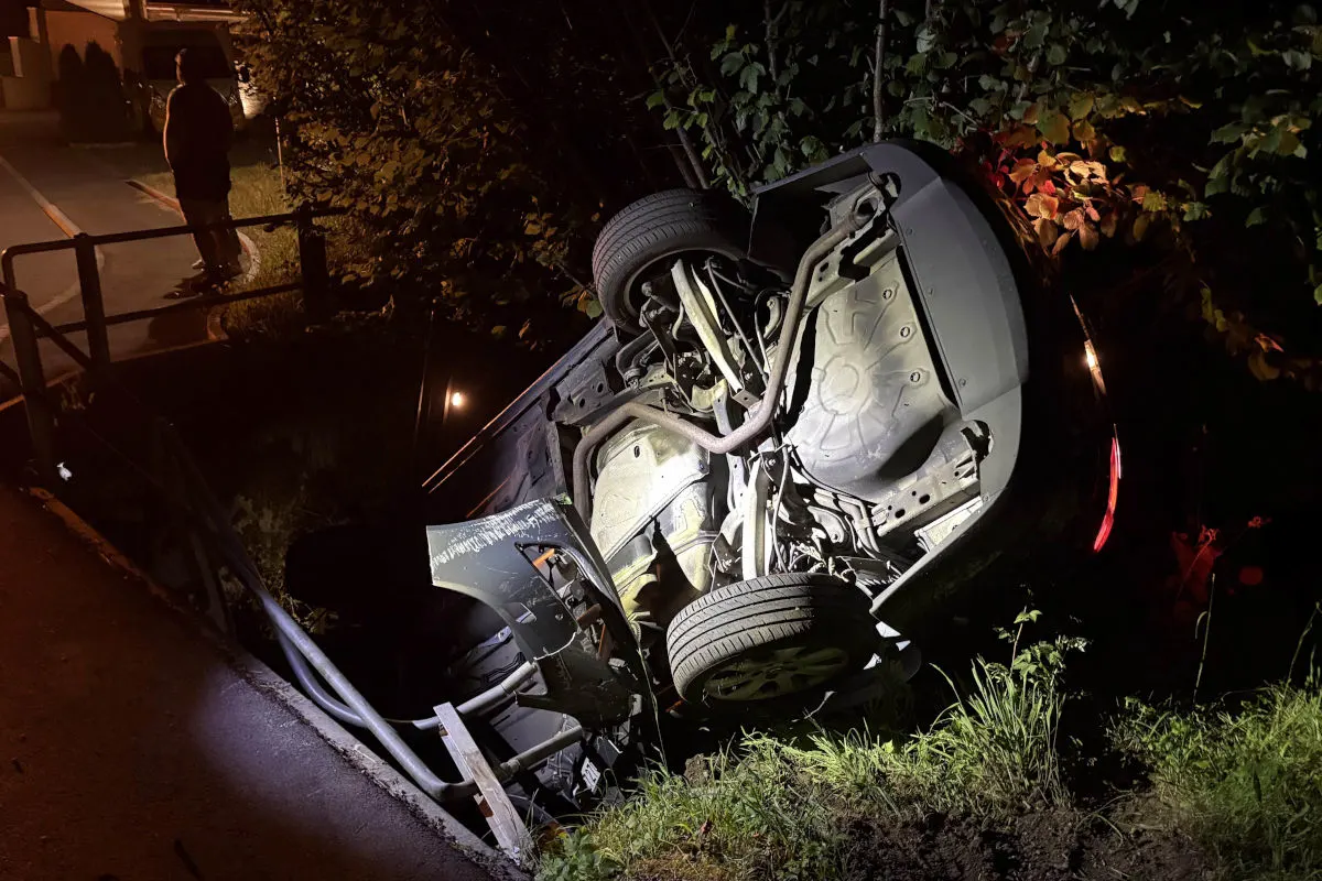 Pfäffikon SZ – Auto landet nach Selbstunfall in Bachbett