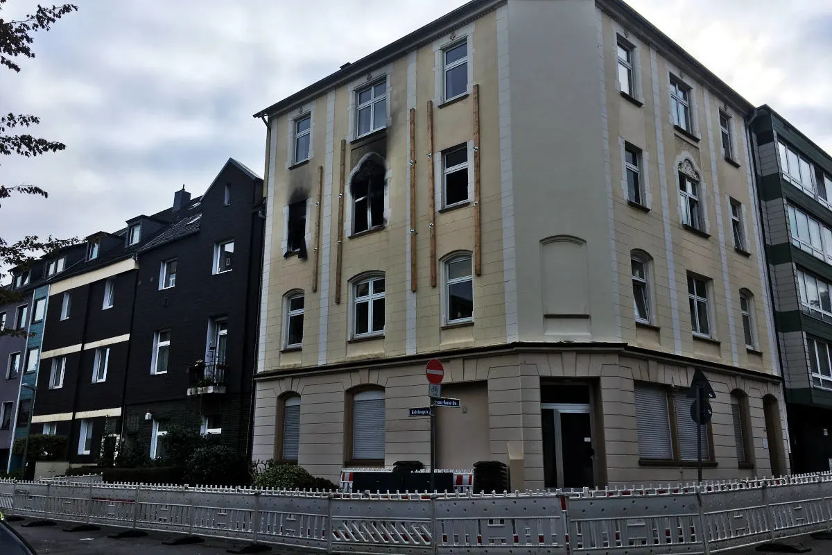 Essen - Explosion und Feuer in Mehrfamilienhaus,