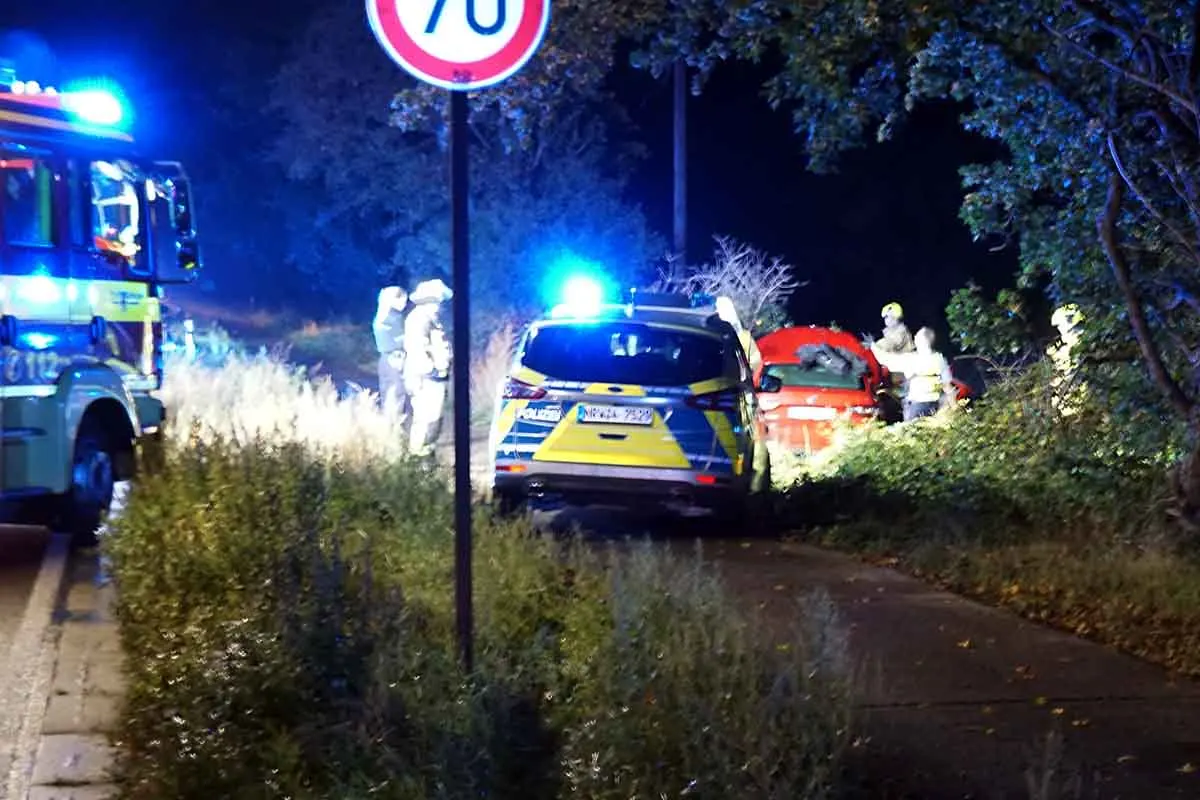 Ratingen - Verkehrsunfall mit eingeklemmter Person