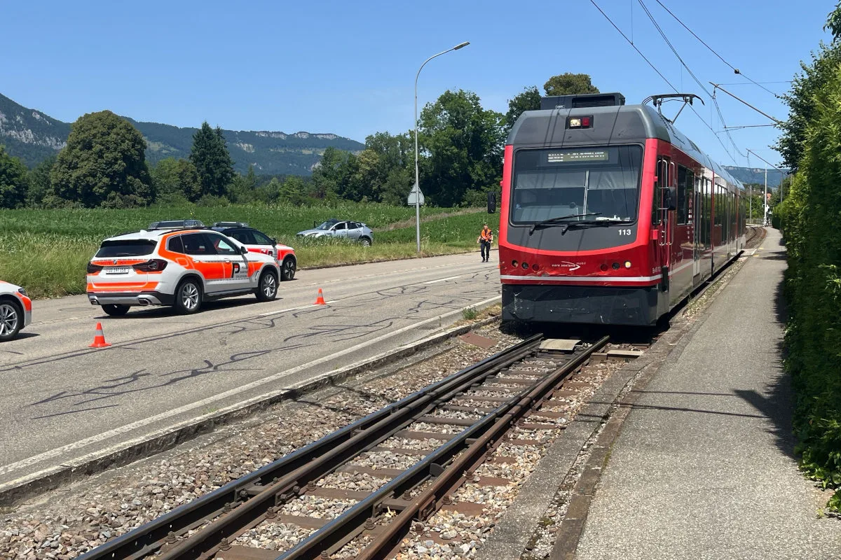Unfall in Feldbrunnen SO – Drei Verletzte nach Kollision mit Schmalspurbahn