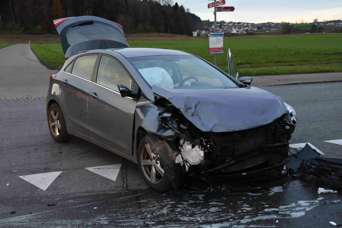 Kirchberg SG - Heftige Kollision beim Abbiegen - Auto übersehen