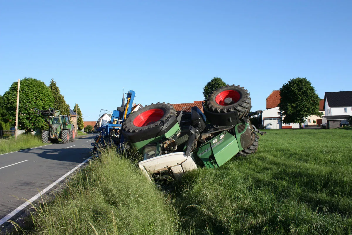 Traktor kommt von Strasse ab - zwei Schwerverletzte