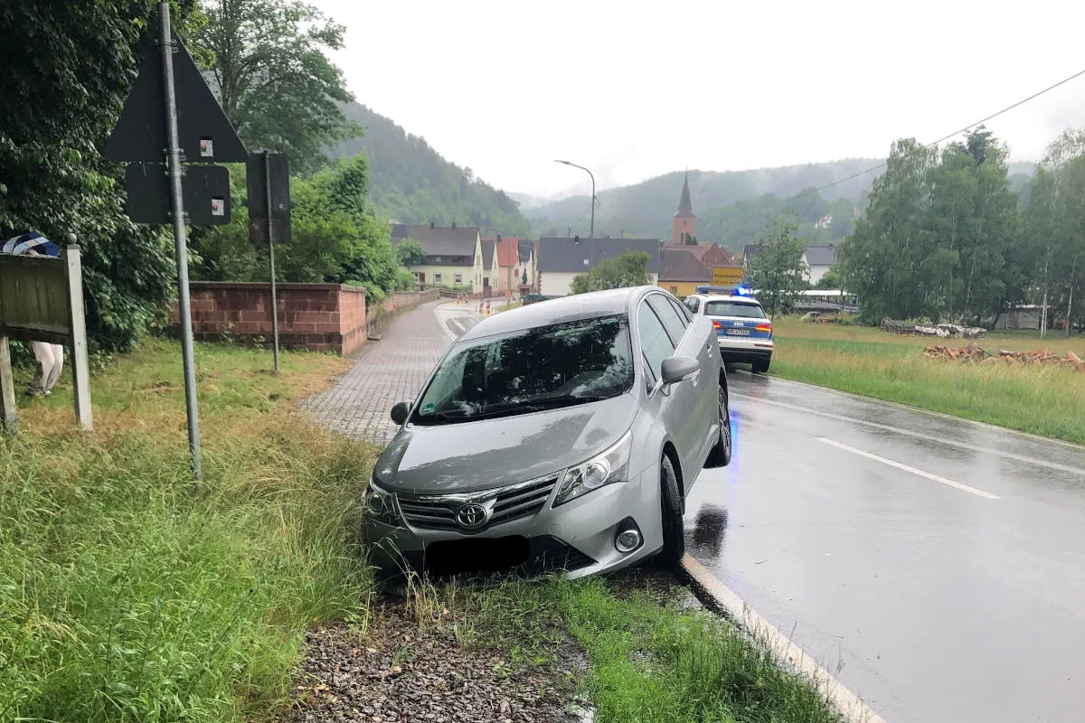 Vorderweidenthal – Fahrer übersieht Loch am Fahrbahnrand