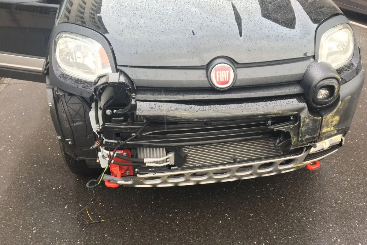 Glarus - Autolenkerin ist abgelenkt und kollidiert mit Linienbus