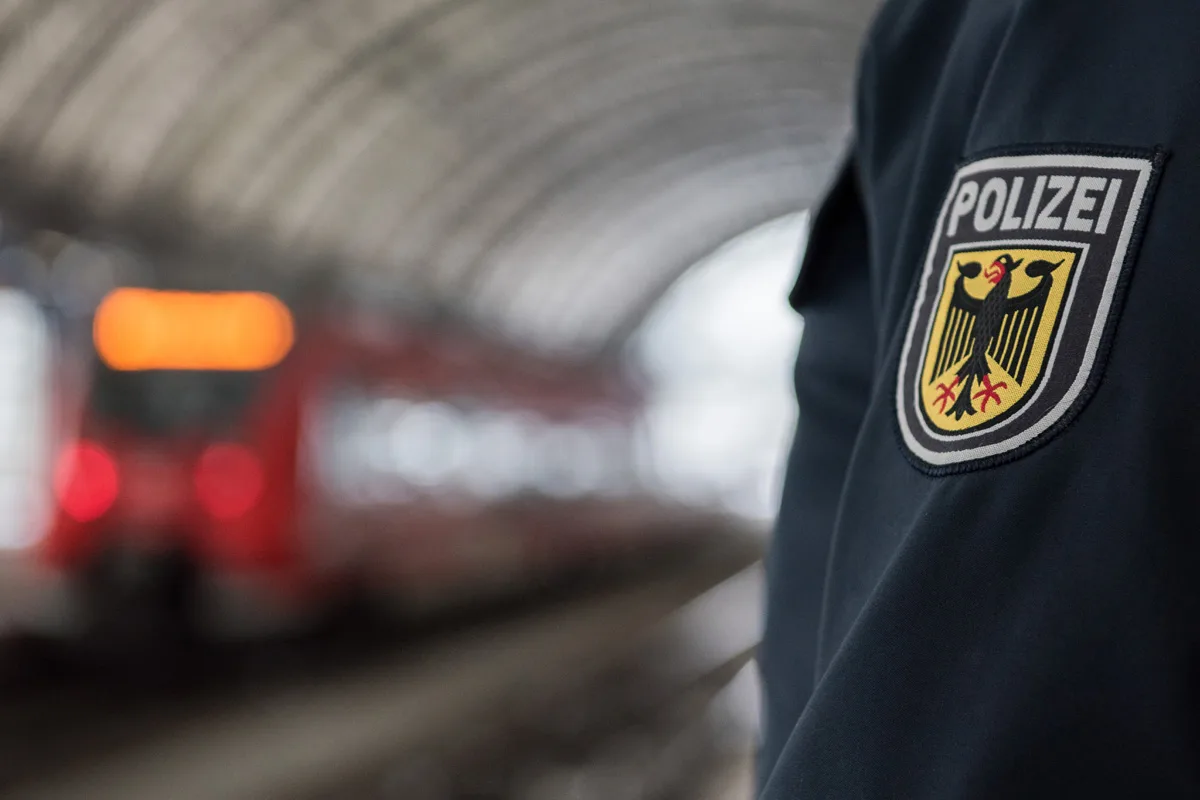 Grafing – Als Schaffner ausgegeben und Polizisten angegriffen