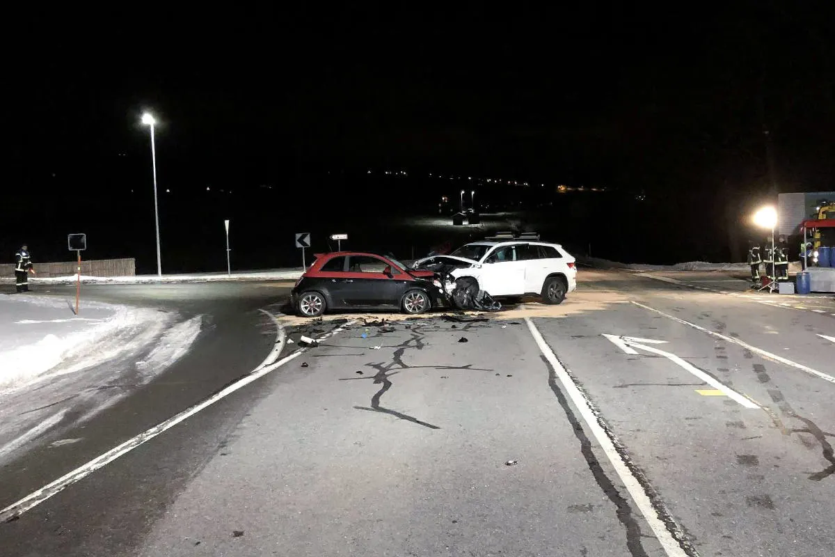 Vuippens FR -  Drei Personen bei Verkehrsunfall verletzt