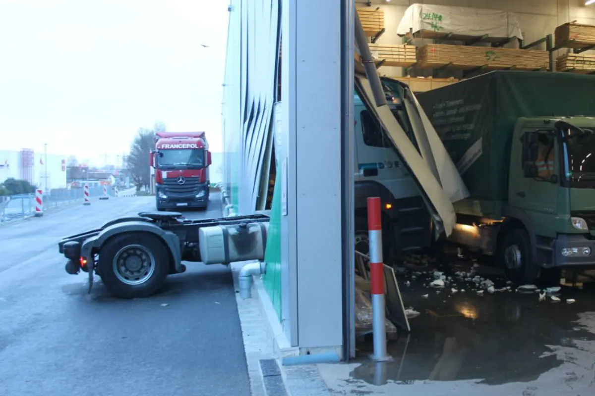 Mit Lastwagen in Lagerhalle gefahren