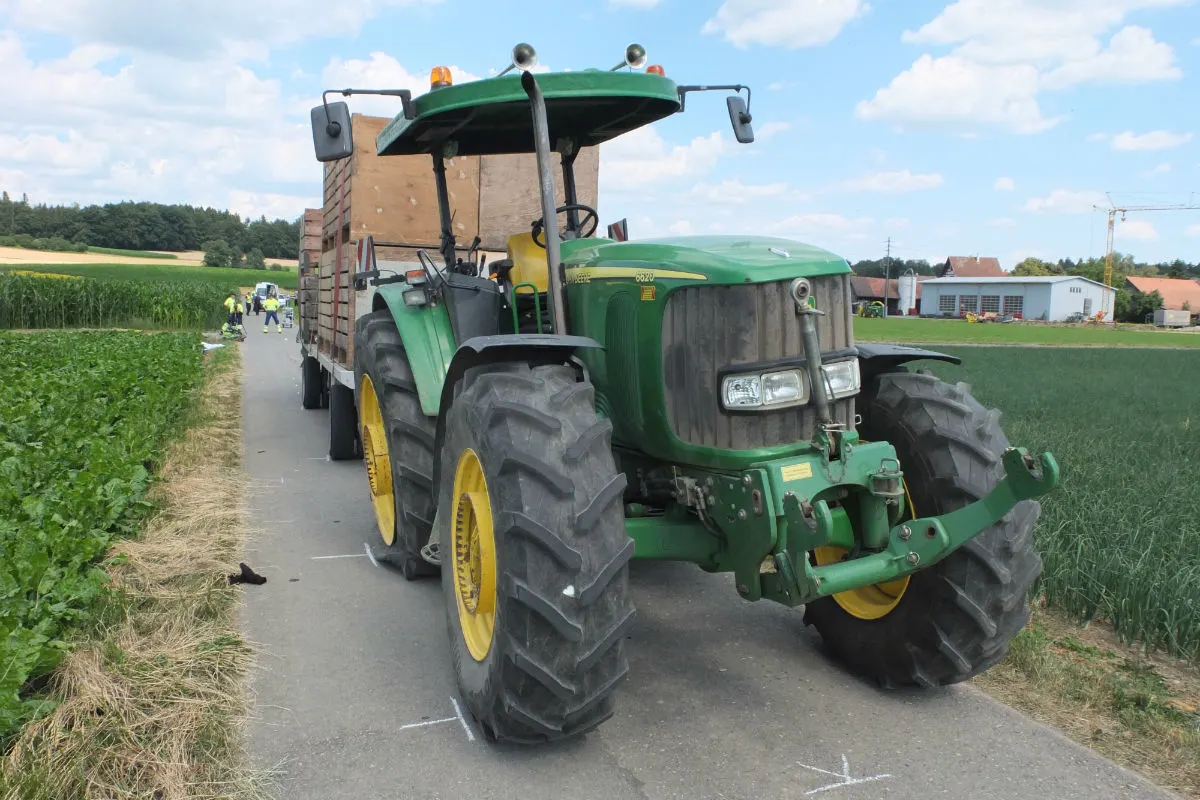 Bünzen AG - Mofalenker (†15) von Traktor überfahren