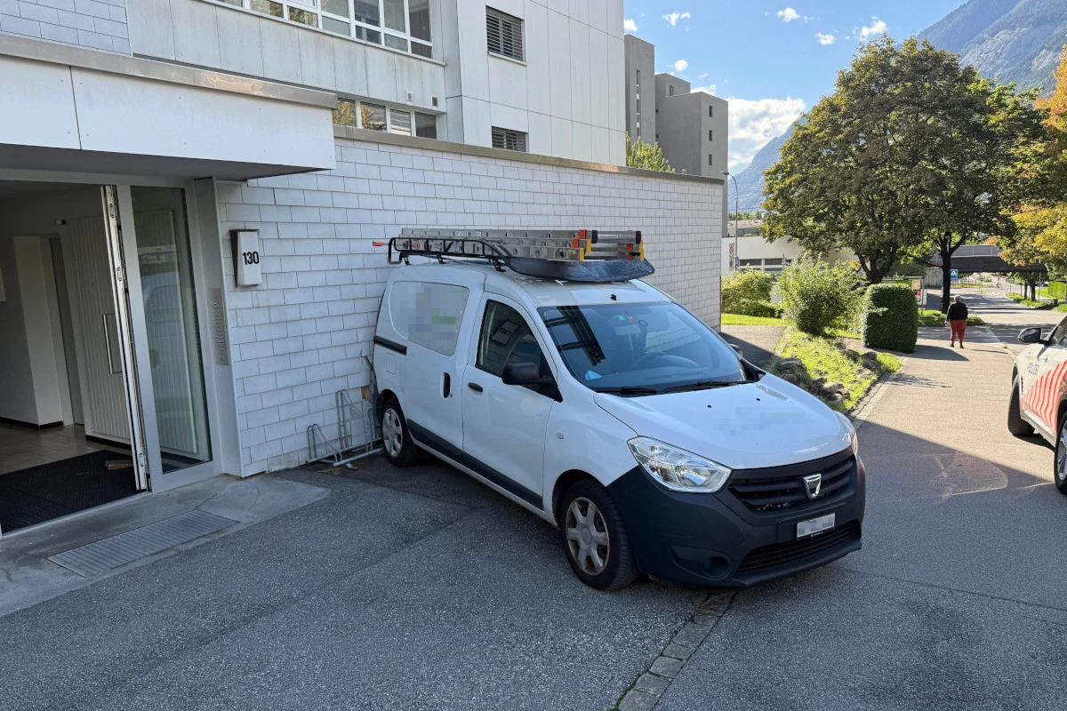 Chur GR – Lieferwagen rollt von Parkplatz in Hausfassade