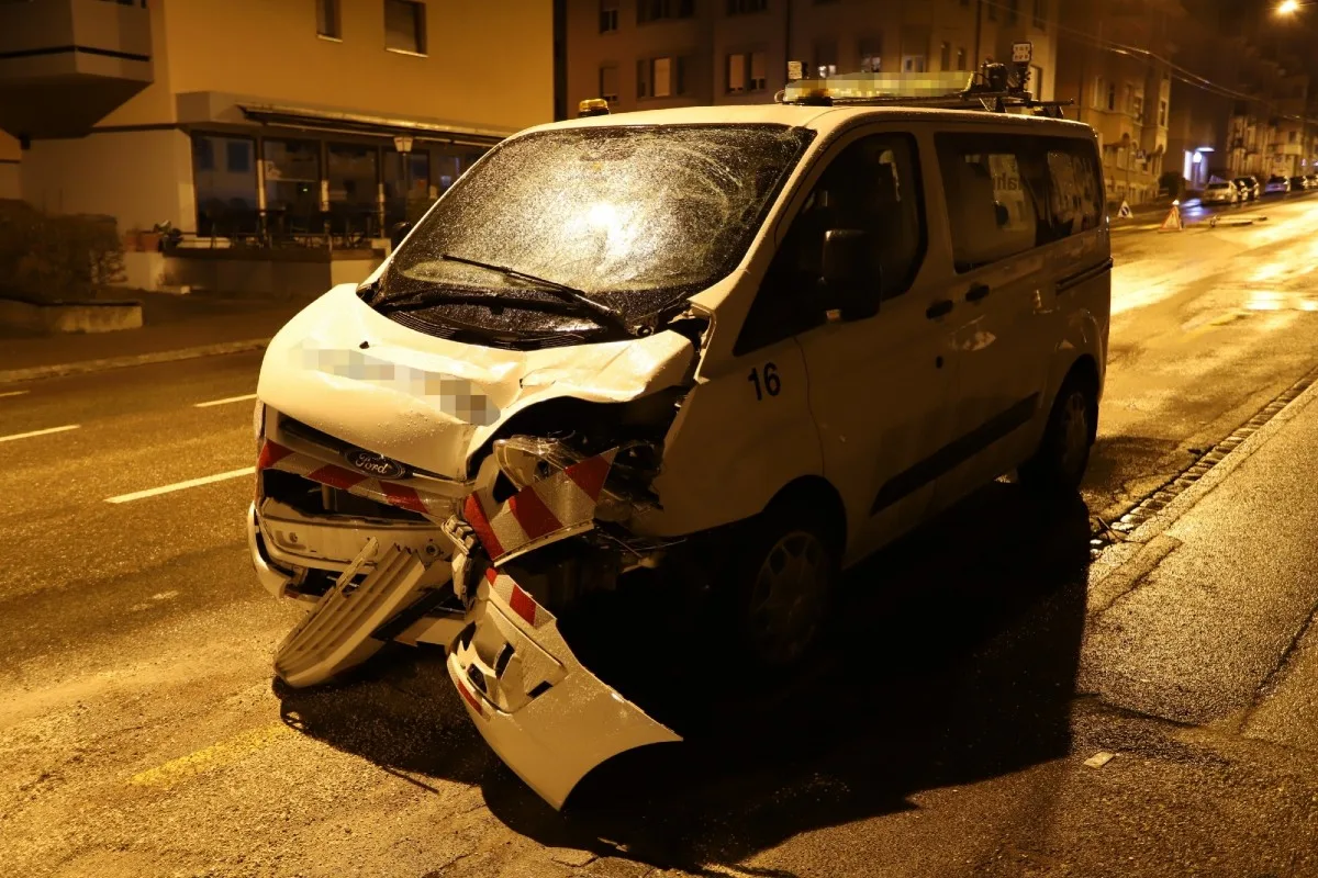 St.Gallen - Heftige Kollision mit Verkehrsteiler! Fahrer verletzt