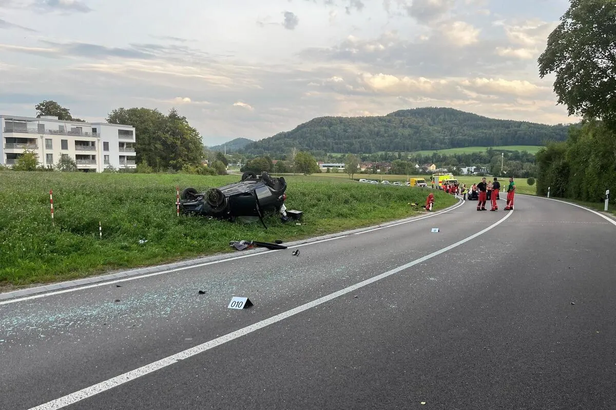 Schwerer Verkehrsunfall in Neftenbach ZH - Fahrer im Auto eingeklemmt 