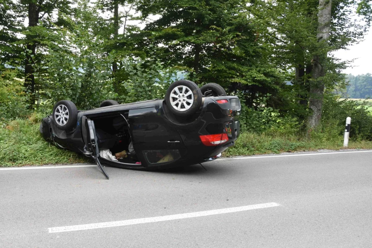 Totalschaden in Niederbüren SG - Auto überschlägt sich nach Unfall