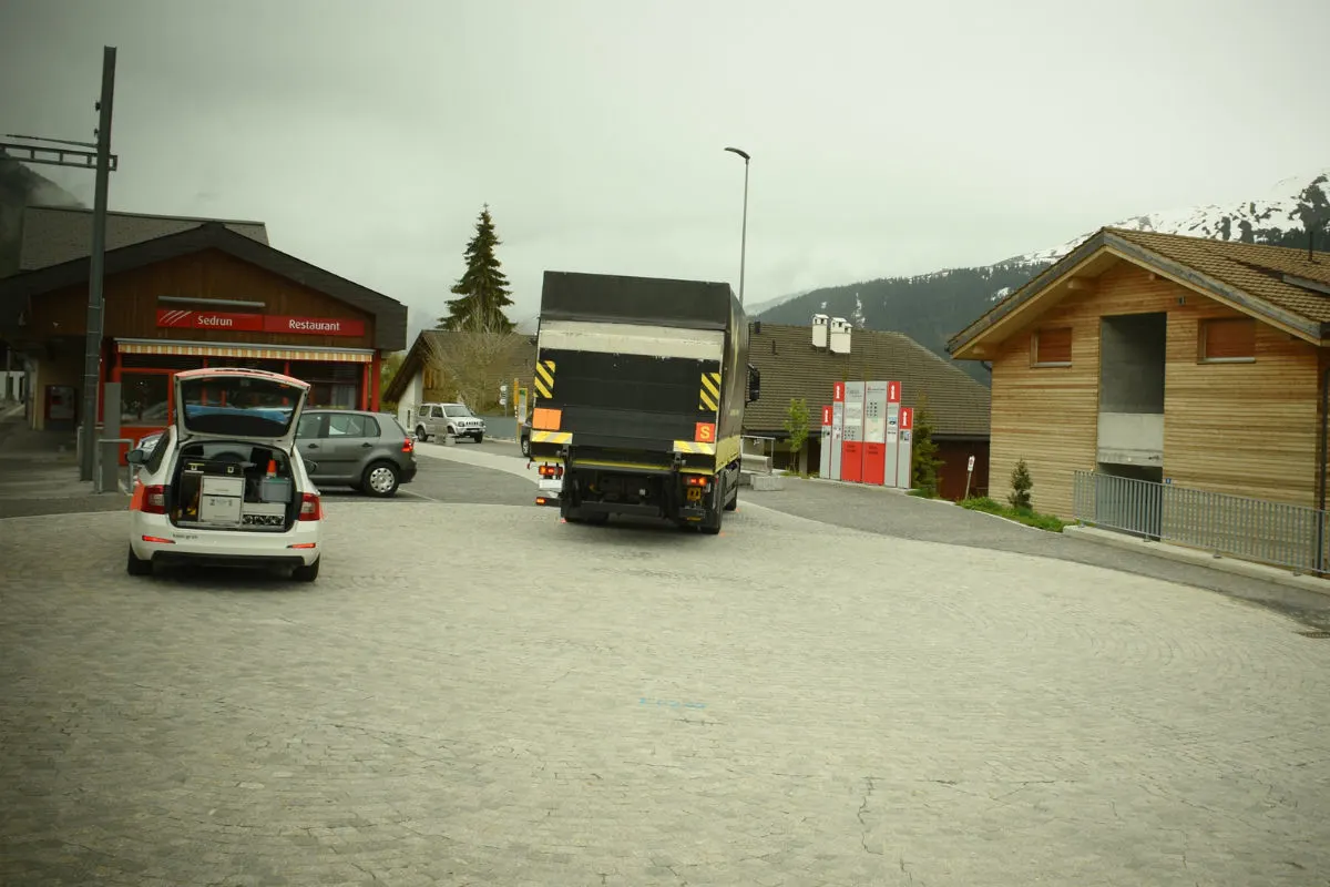 Sedrun GR - Lastwagen fährt Fussgängerin an