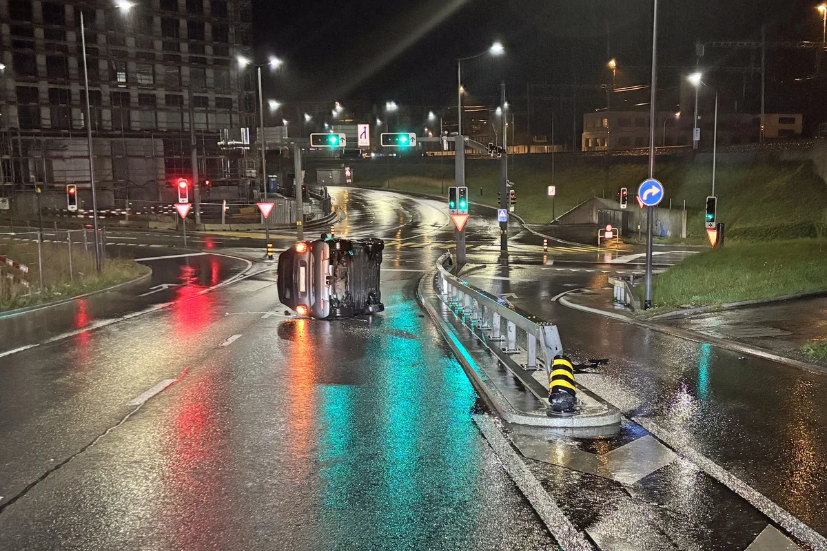 Unfall in Emmenbrücke LU – Auto kracht gegen Pfosten und kippt