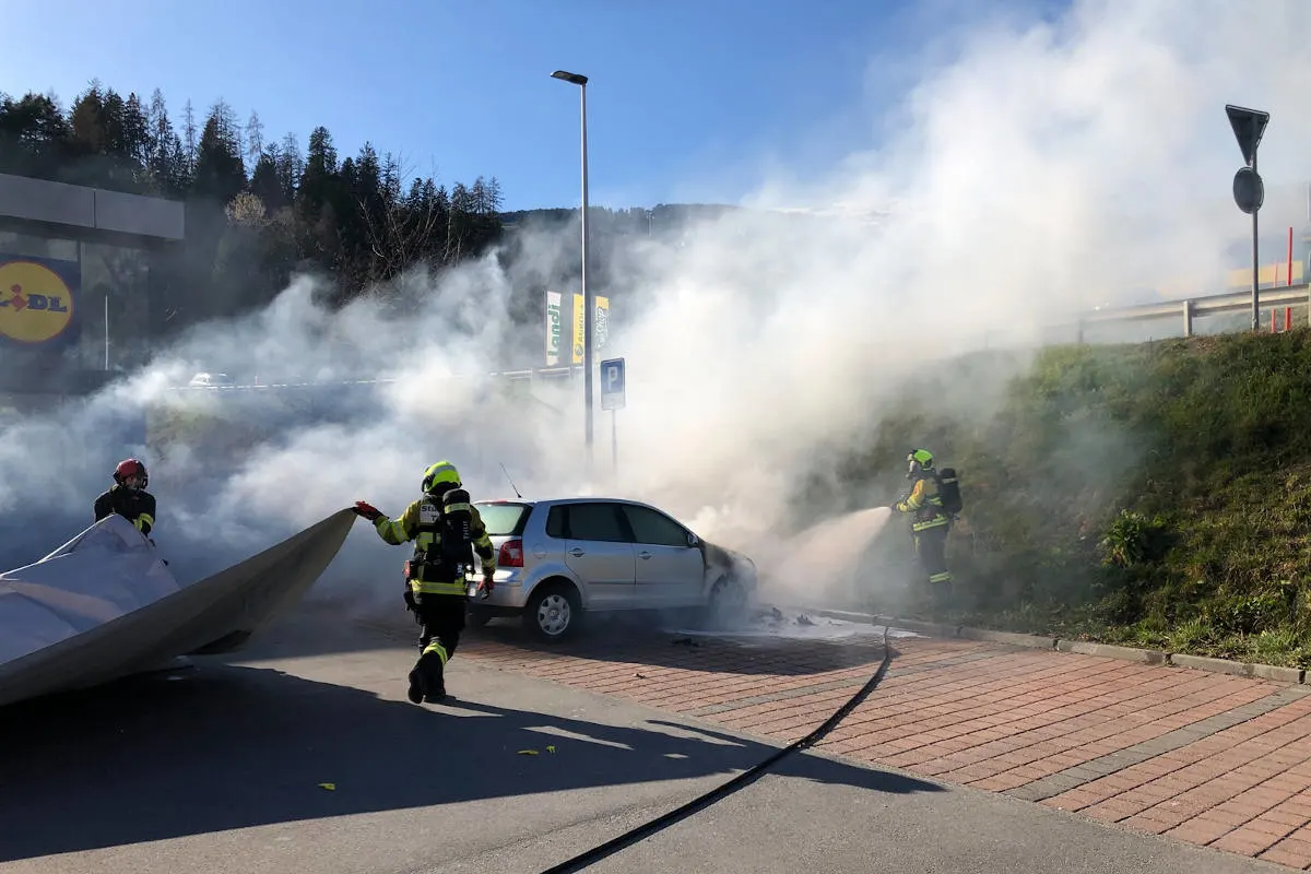 Thusis GR – Feuerwehreinsatz wegen Fahrzeugbrand auf Parkplatz