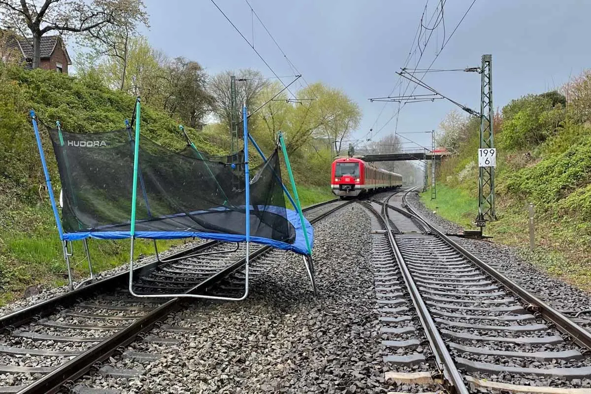 Kurioses aus Stade - Trampolin auf den S-Bahn Gleisen!