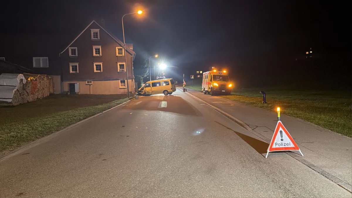 Ein gelber Kleinbus ist nachts gegen die Ecke eines Gebäudes gefahren. Ein Rettungsfahrzeug steht daneben, mit Beleuchtung auf der Straße.