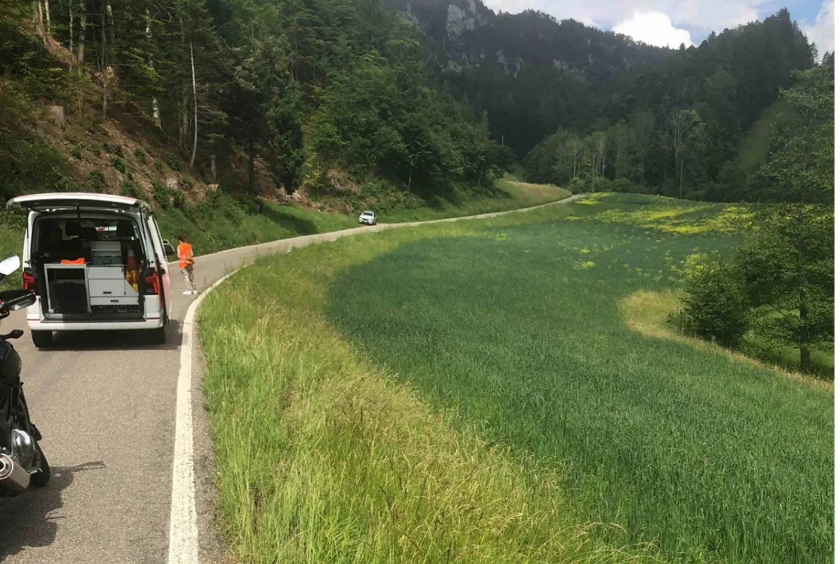Mümliswil SO - Motorradlenker weicht Auto aus und stürzt Böschung hinunter