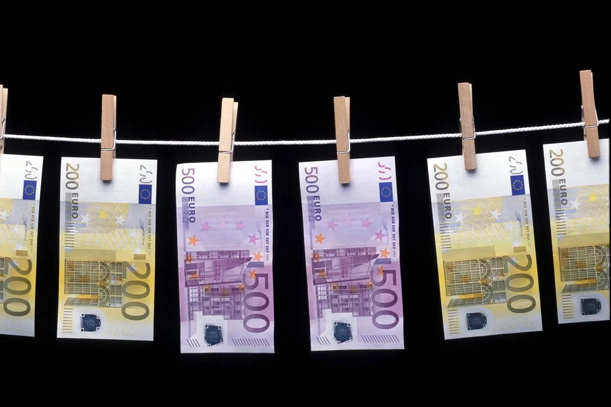 Duisburg - "War nur mal kurz in Holland" - Zoll stellt über 340.000,- Euro sicher !
