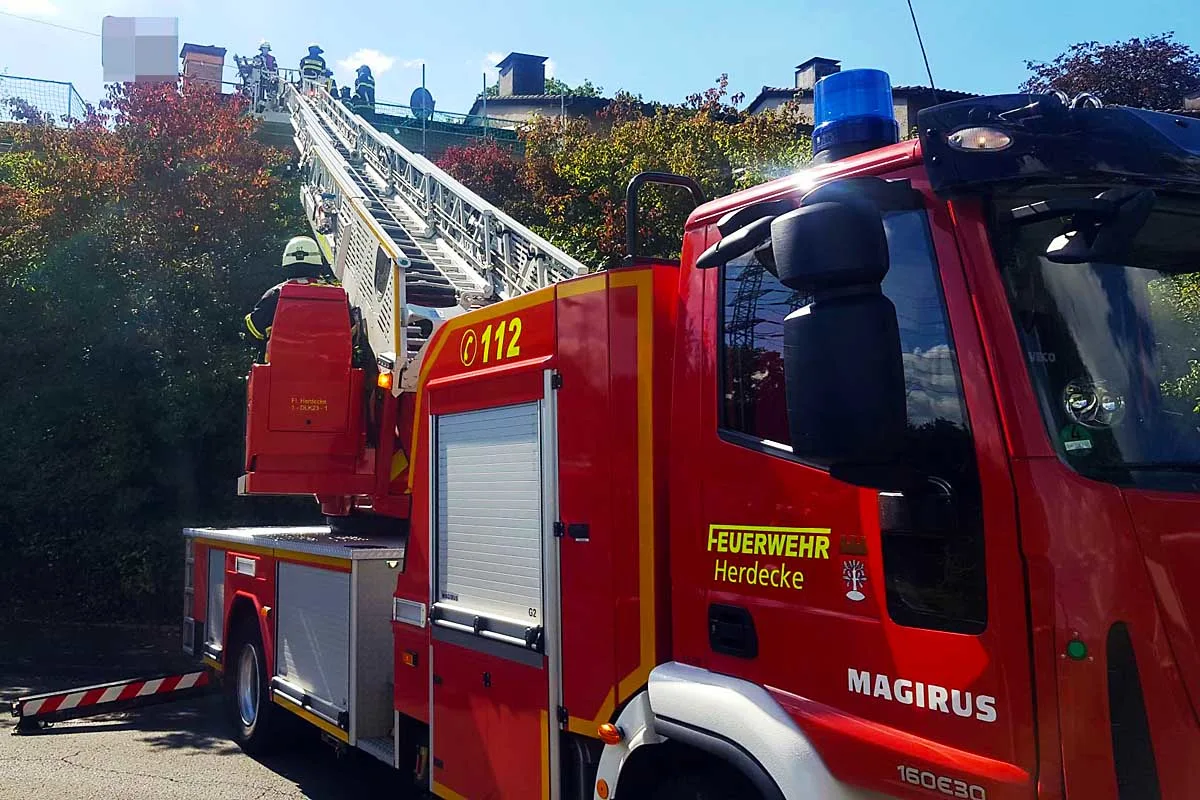Herdecke - Personenrettung aus Dachstuhl - 27- jähriger Dachdecker wird bei Sturz schwerverletzt und wurde von der Feuerwehr gerettet