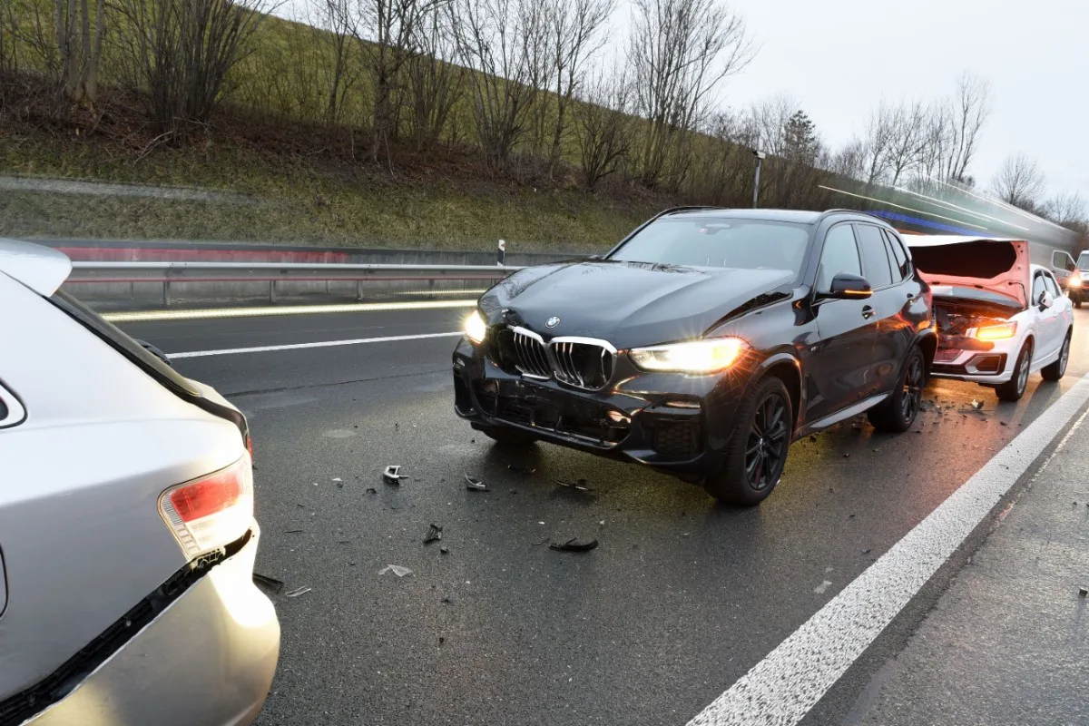 Sursee A2 - Auffahrkollision zwischen fünf Autos – zwei Personen leicht verletzt