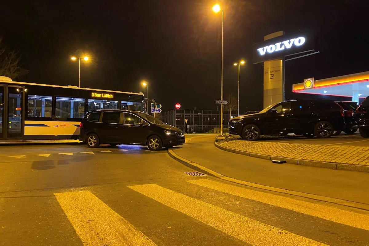 Baar ZG – Auto prallt in Ausstellungsfahrzeug und rollt in Linienbus