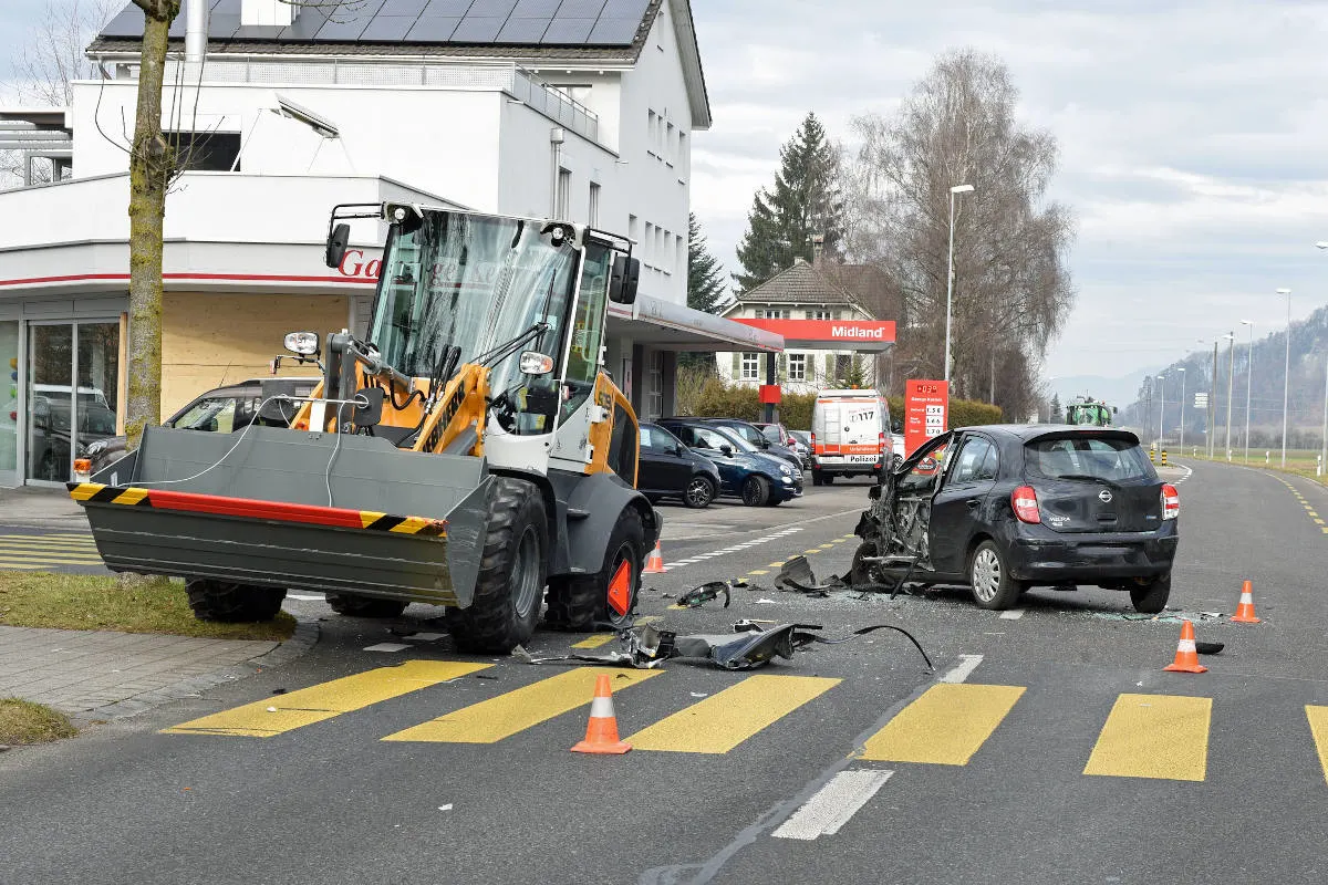 Dagmarsellen LU - Eine Person bei Unfall zwischen drei Fahrzeugen verletzt