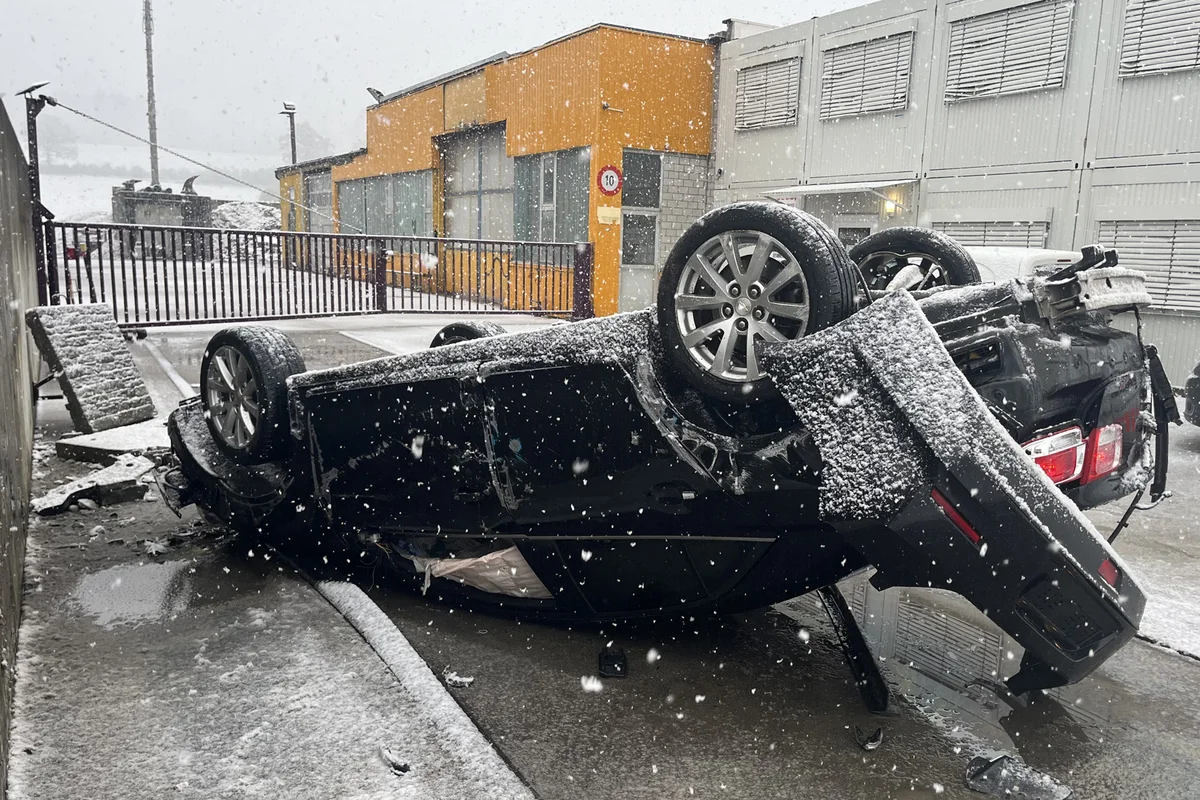 Neudorf LU - Mit Sommerreifen auf schneebedeckter Fahrbahn verunfallt