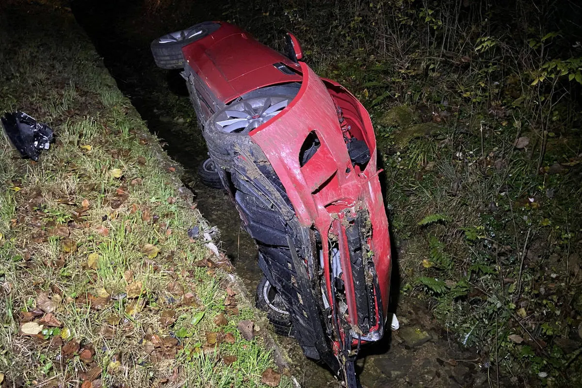 Unfall in Gelterkinden BL –  Auto landet im Bach