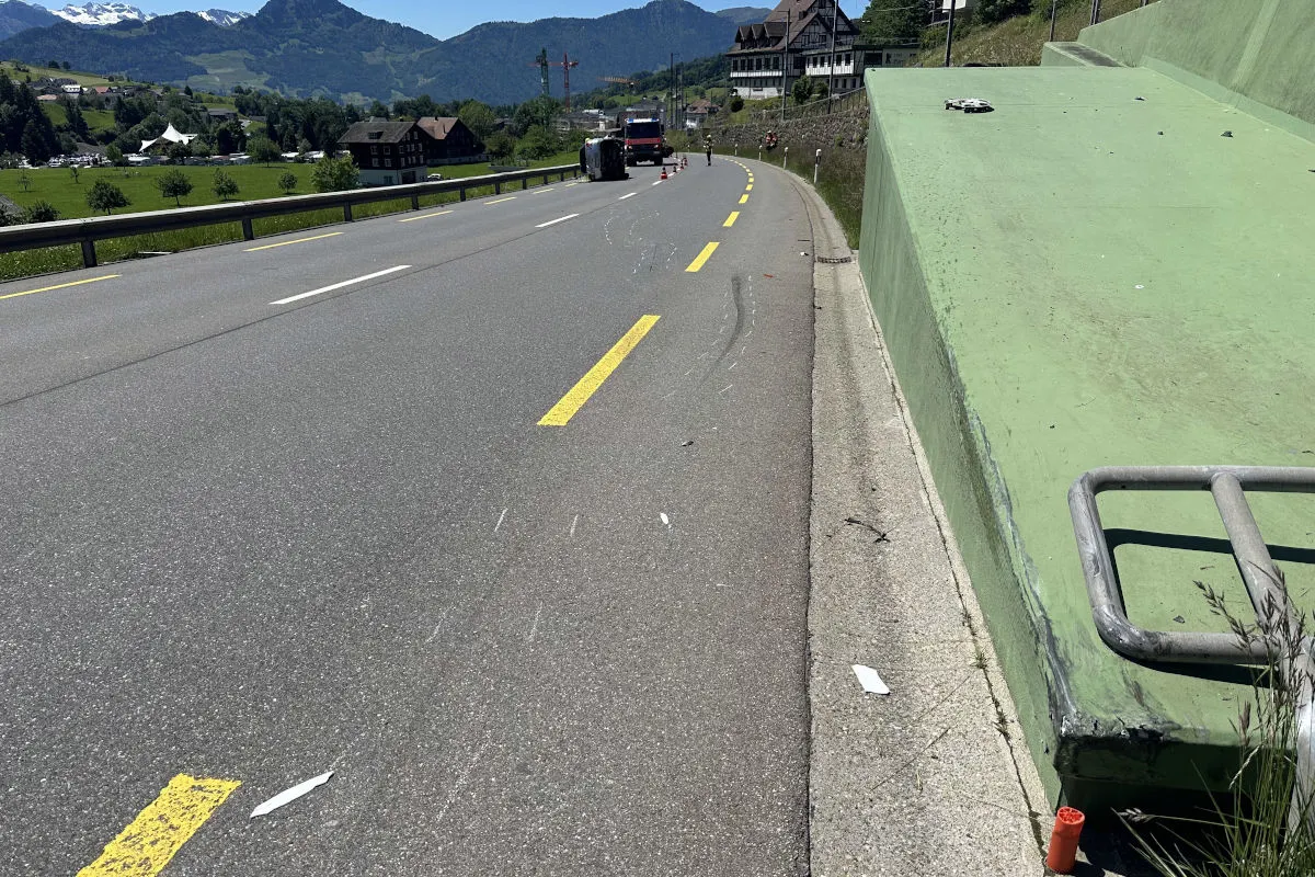 Unfall in Sattel SZ – Auto nach Kollision umgekippt