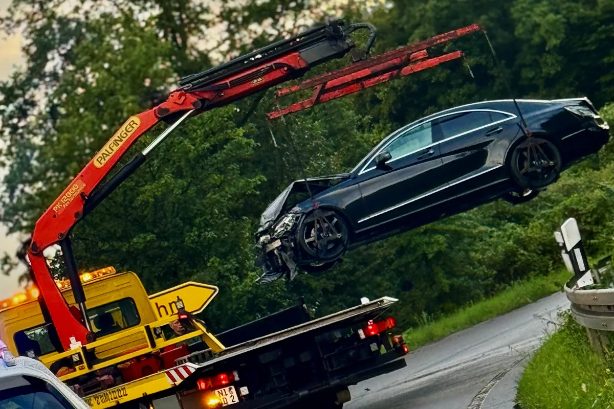 B6 Nienburg NI – Unfall von Mercedes durch Aquaplaning