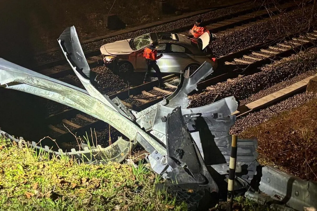 Rickenbach ZH – Auto stürzt bei Unfall auf Bahntrasse