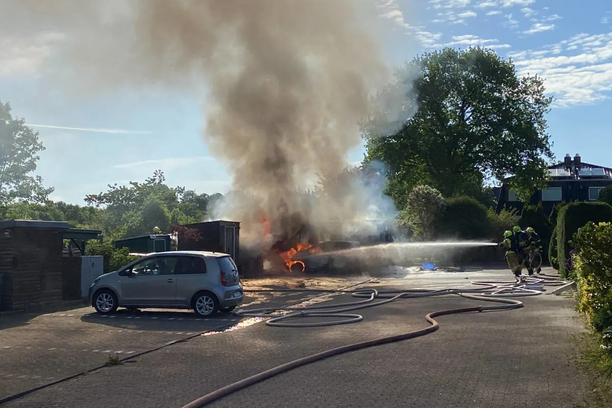 Henstedt-Ulzburg – Wohnmobil, PKW sowie Schuppen in Vollbrand