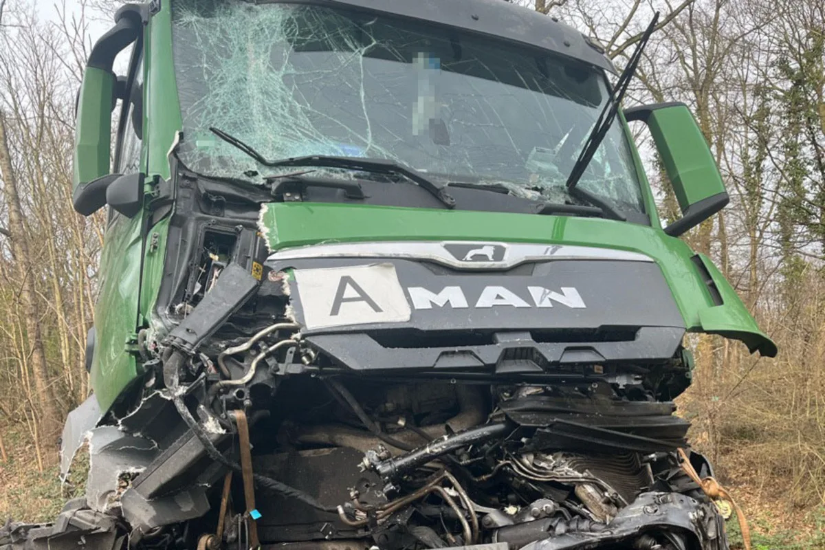 Mündelheim NW - Lkw kollidiert mit einem anderen Lkw 
