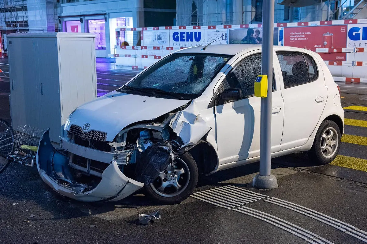 Unfall Zürich ZH - Fussgängerin von Personenwagen erfasst und eingeklemmt