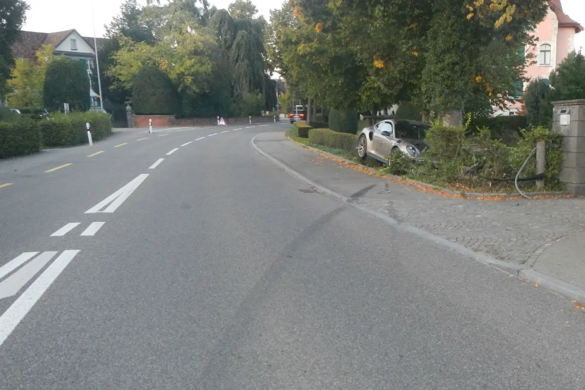Zihlschlacht TG - Autofahrer prallt in Hecke - Zeugenaufruf