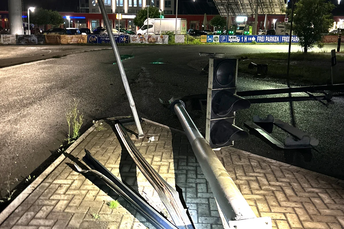 Zeugenaufruf in Lohfelden HE – Sattelzug flüchtet nach Sachbeschädigung von Rasthof