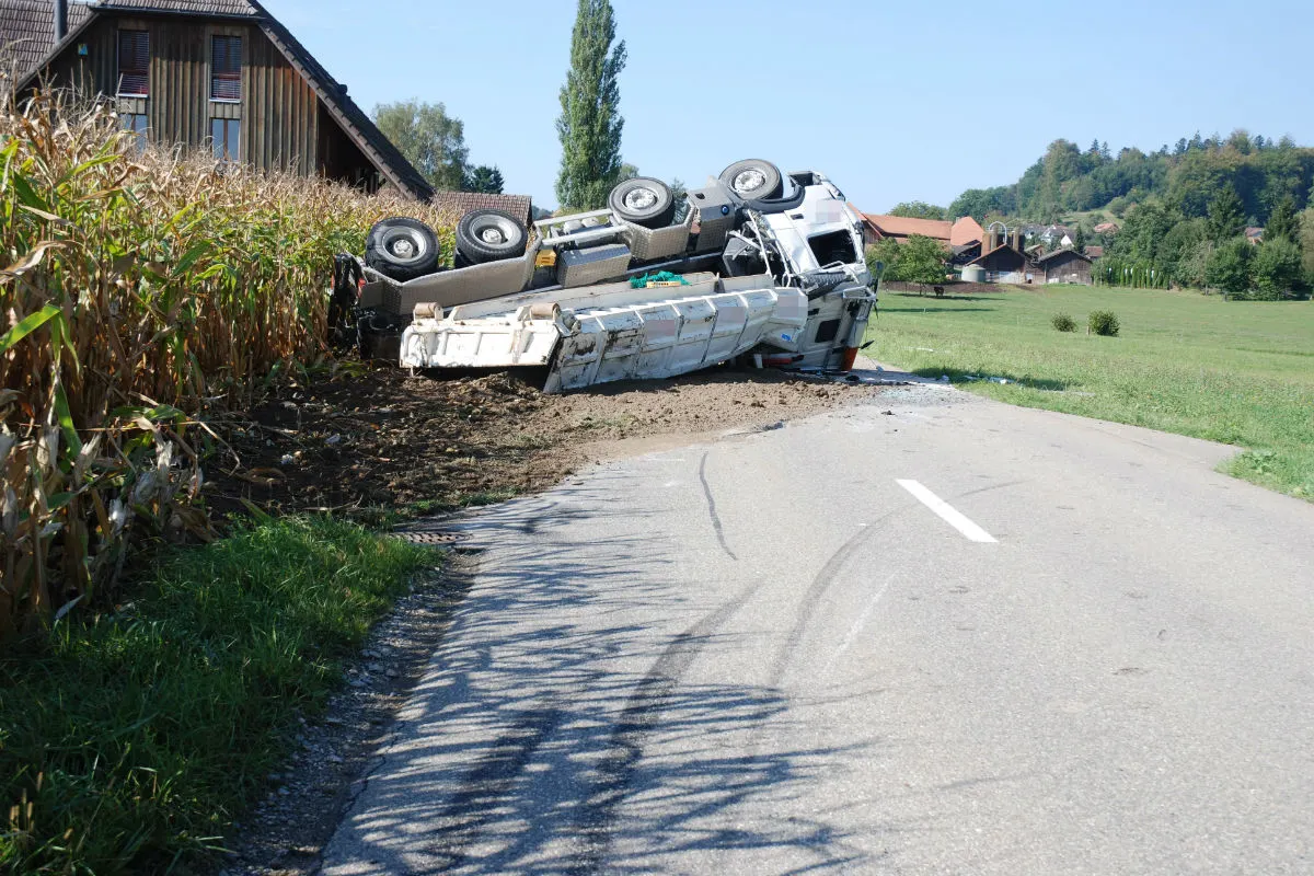 Bibern SO - Lastwagen verliert Ladung
